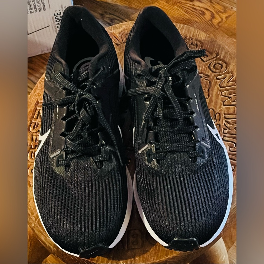 Nike Interact Run Women’s 7.5, Black/White, EUC